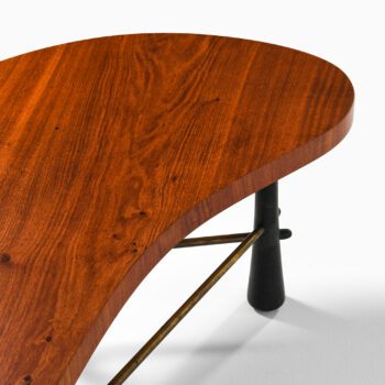 Kidney-shaped coffee table in mahogany at Studio Schalling