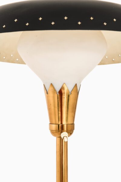 Floor lamp in brass and opaline glass at Studio Schalling