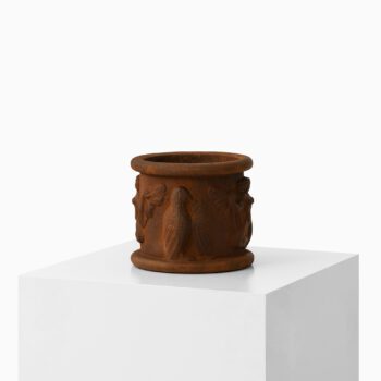 Anna Petrus urns no.1 in cast iron at Studio Schalling