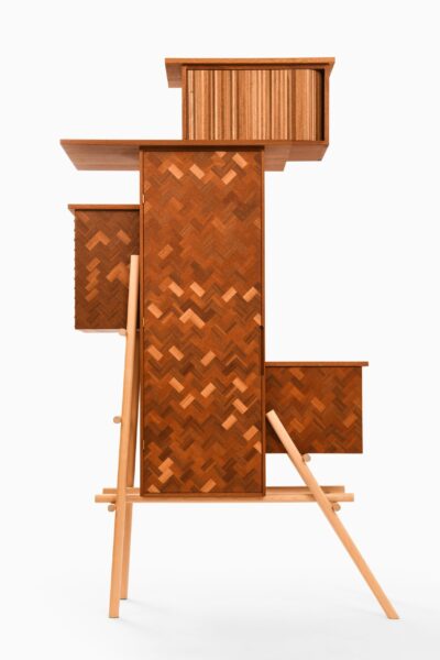 Gustav Aliki cabinet 'Hoerru' in mahogany at Studio Schalling