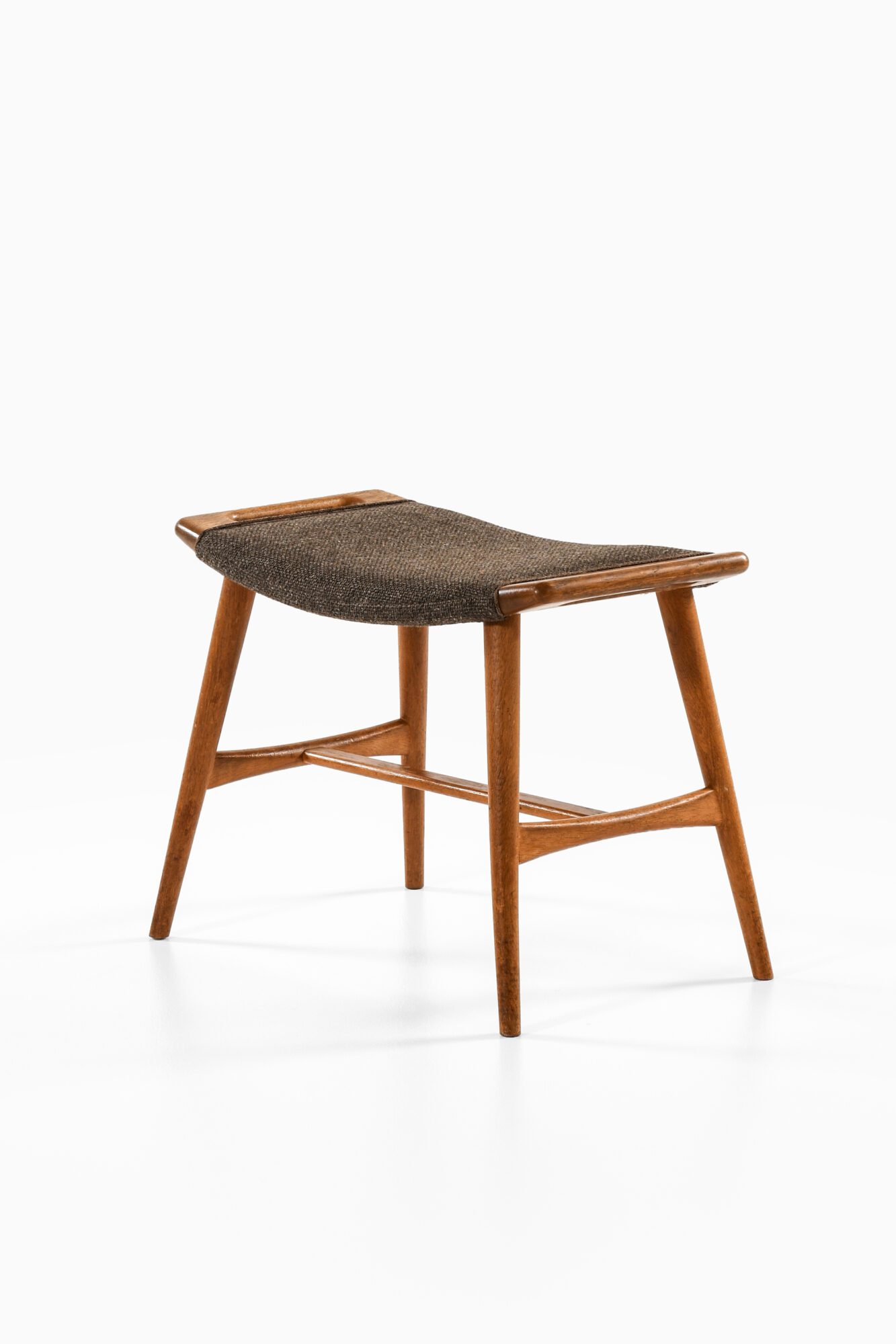 Hans Wegner Piano stool model AP-30 at Studio Schalling