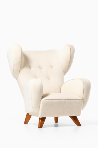 Large easy chair in elm and white wool fabric at Studio Schalling