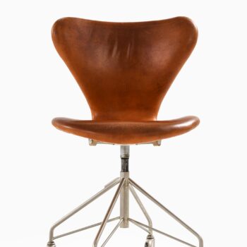 Arne Jacobsen office chair model 3117 at Studio Schalling