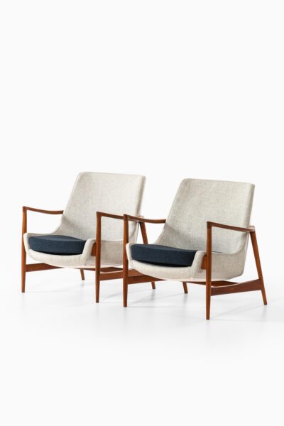 Ib Kofod-Larsen easy chairs model 4346 at Studio Schalling