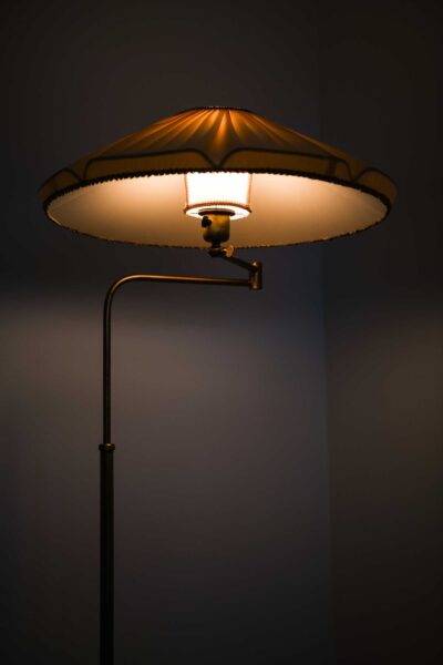 Floor lamp in brass from the 1940's at Studio Schalling