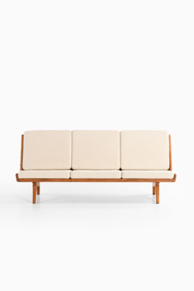 Carl Gustaf Hiort af Ornäs sofa model Trienna at Studio Schalling